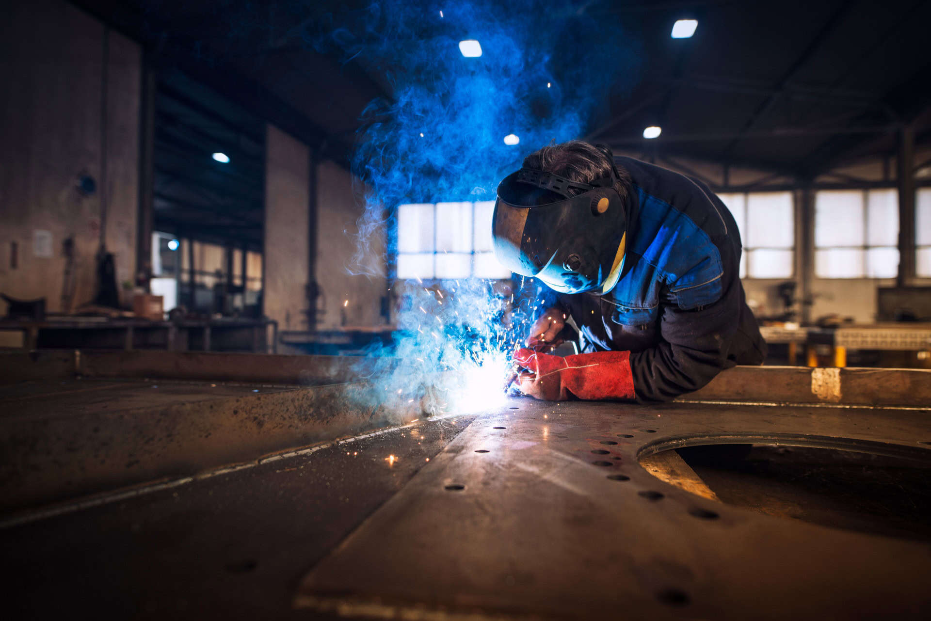 Praca w warsztacie spawalniczym